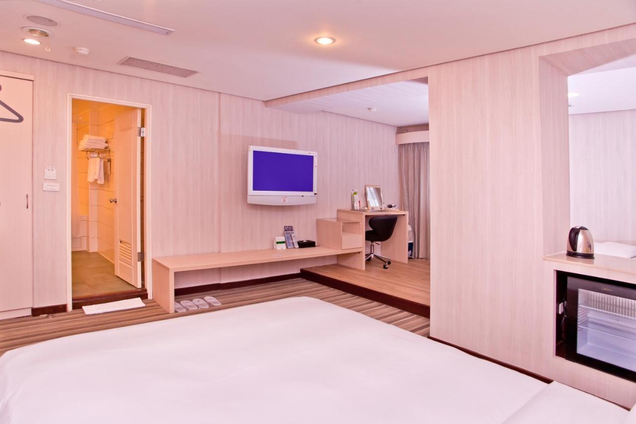 Yomi Hotel - Shuanglian Mrt Тайпей Екстериор снимка