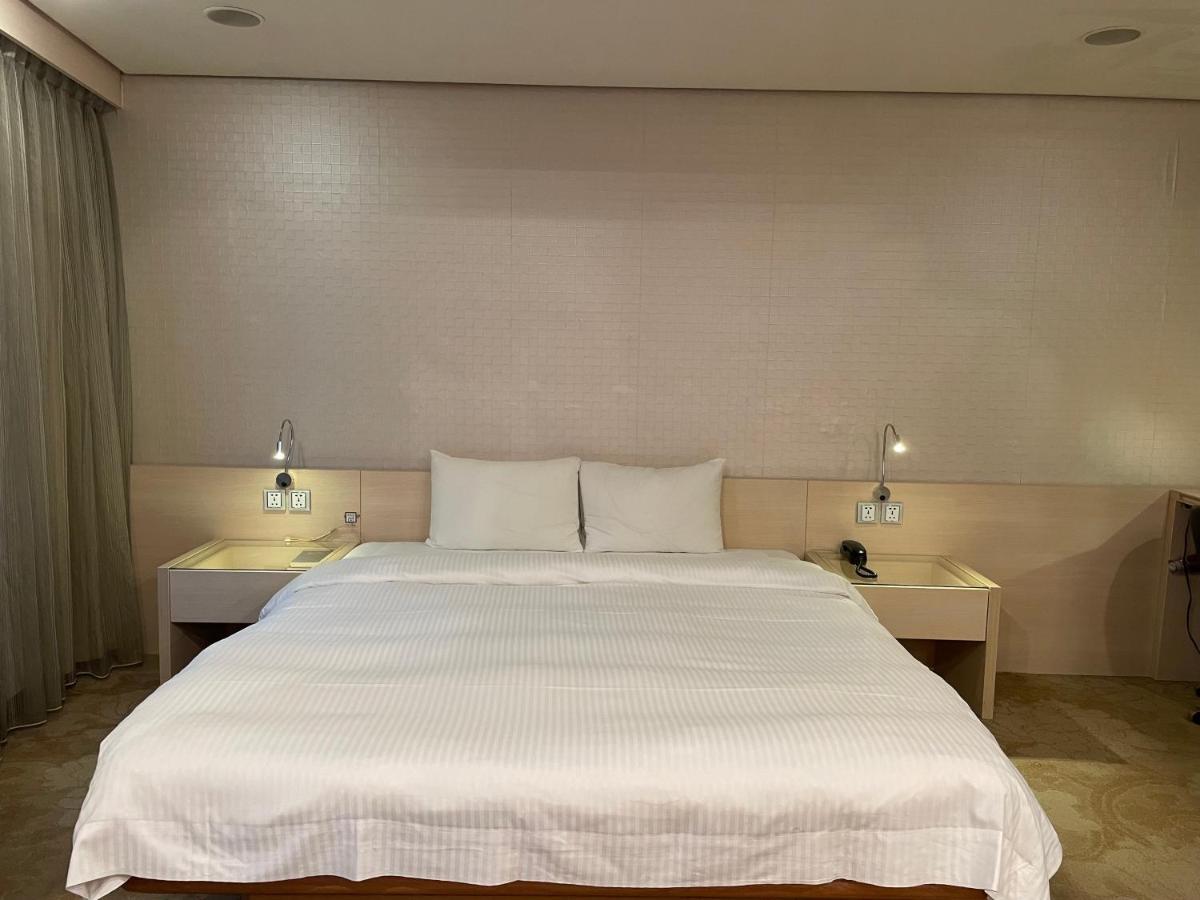 Yomi Hotel - Shuanglian Mrt Тайпей Екстериор снимка