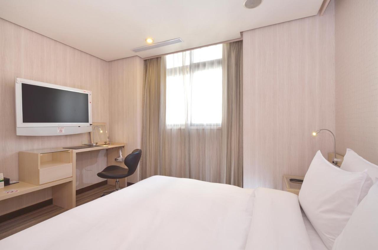 Yomi Hotel - Shuanglian Mrt Тайпей Екстериор снимка